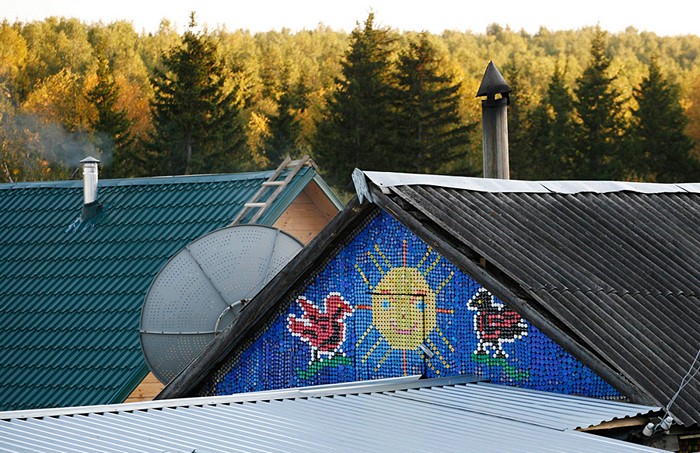 Россиянка украсила фасад дома мозаикой из 30 000 бутылочных крышек
